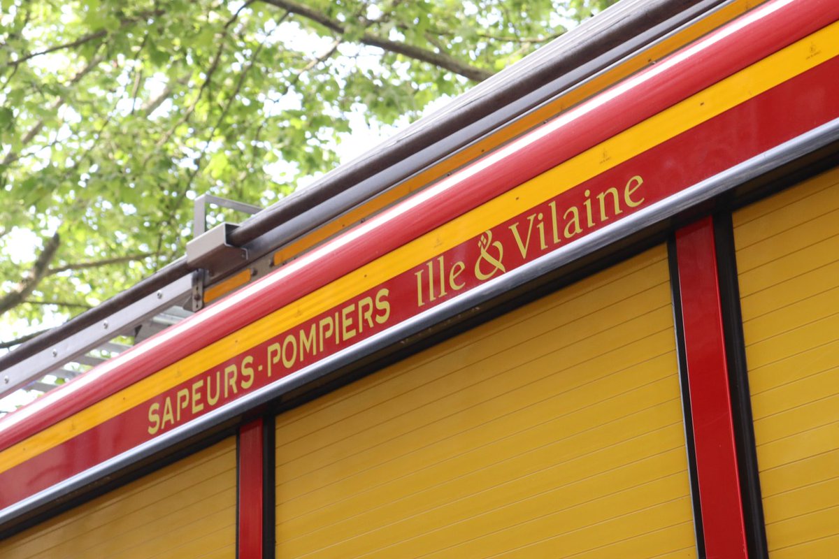 RAutrement's tweet photo. Incendie au Verger cette nuit. Maison entièrement embrasée avec propagation à une habitation voisine. 25 pompiers mobilisés, 2 personnes hospitalisées.
#LeVerger #IlleEtVilaine #Incendie #Pompiers #Urgence A lire : https://t.co/3wWVg12Grf https://t.co/gu0B0wfa5D