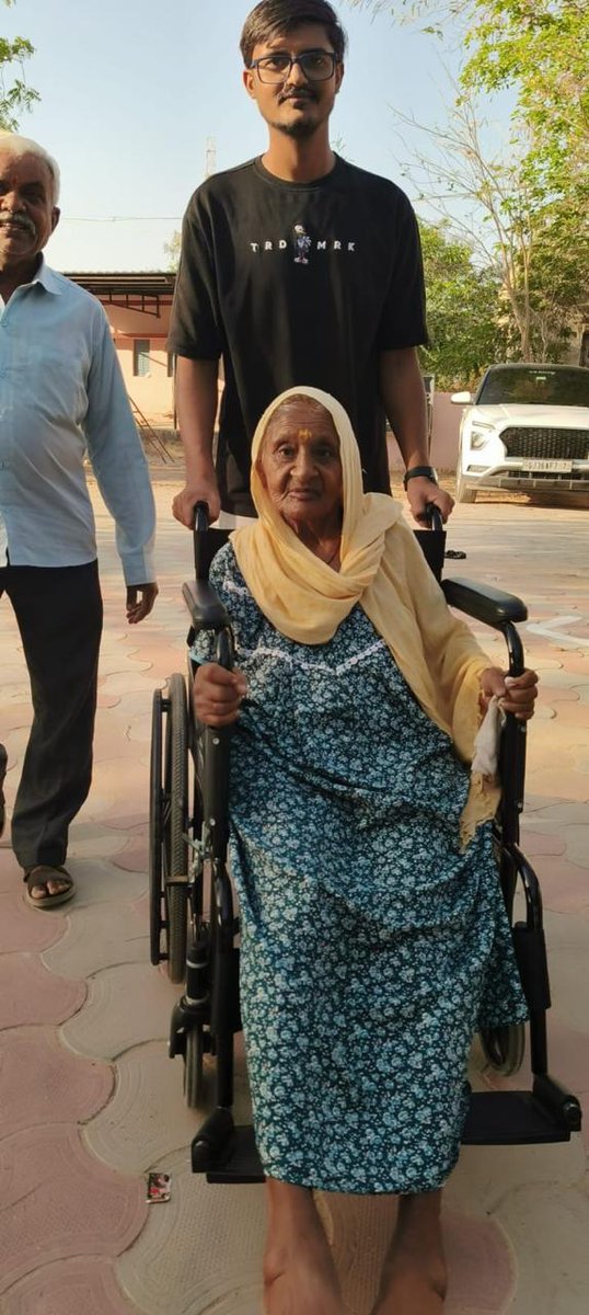 collectorkut's tweet photo. "મારો વોટ - મારી તાકાત"

કચ્છ જીલ્લાનાં PwD -દિવ્યાંગ મતદારો તથા વરિષ્ઠ મતદારોએ મતદાન કરી અવશ્ય મતદાન કરવા એક પ્રેરણાદાયી ઉદાહરણ પૂરું પડ્યું.

#Inspiration #EveryVoteCounts
@SECGujarat https://t.co/Eoh7PXDBAL