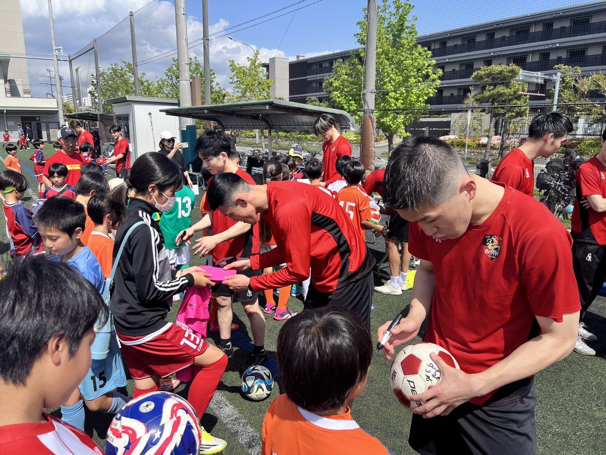 bardral_urayasu's tweet photo. 🔴イベント報告⚫️

毎年恒例のバルドラール浦安フットサル交流会終了💁‍♂️
たくさんの子供たちと一緒にフットサルを楽しみました🙌

今季の開幕戦は5/30(土)14:00K.O.
浦安市民の皆さんもぜひバルドラール浦安アリーナで一緒に戦いましょう💪

#bardral
#浦安市
#フットサル交流会 https://t.co/lomJ2eOChX