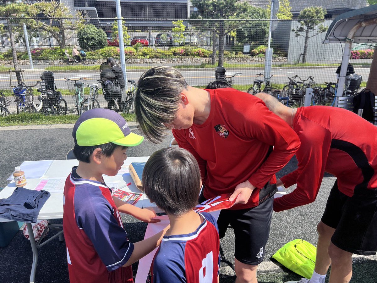 bardral_urayasu's tweet photo. 🔴イベント報告⚫️

毎年恒例のバルドラール浦安フットサル交流会終了💁‍♂️
たくさんの子供たちと一緒にフットサルを楽しみました🙌

今季の開幕戦は5/30(土)14:00K.O.
浦安市民の皆さんもぜひバルドラール浦安アリーナで一緒に戦いましょう💪

#bardral
#浦安市
#フットサル交流会 https://t.co/lomJ2eOChX