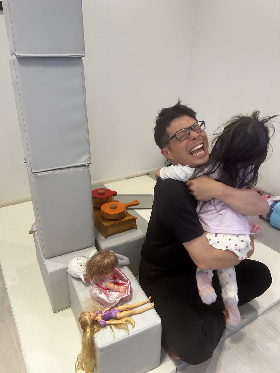 katomecha's tweet photo. ドラゴンズ、勝った～！！！
３連勝✌️

おままごとをしていた子メカ👶🏻とメガネ👓は、タッチ＆抱っこー https://t.co/kOuSHVTArW