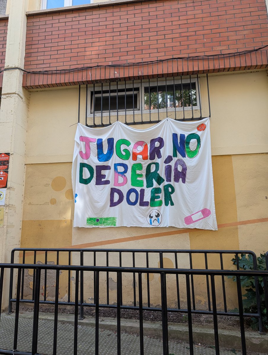 pelicato's tweet image. Una de las muchas pancartas colgadas de la fachada del colegio público José Arce Bodegas de Santander. Los alumnos reclaman mejoras en el patio, hay más deficiencias. Llevan años así. #Santander #SmartCityFail #SantanderSucio