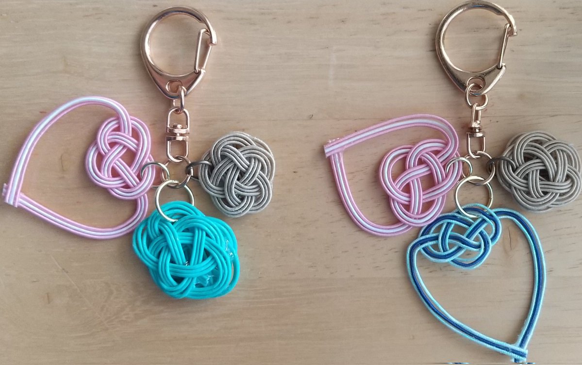 まだまだ晴れ間が心地良い夕方前の自宅でのひとときに、画像のような水引ノベルティーを5点作成ちまちた。従来よりも水引の紐の色のバリエーションが増えて、それによって結ばれた梅結びやあわじハート結びが織り成ちゅ世界はまちゃに、「オトナプリキュア」のようにキラキラちた世界でちゅね。