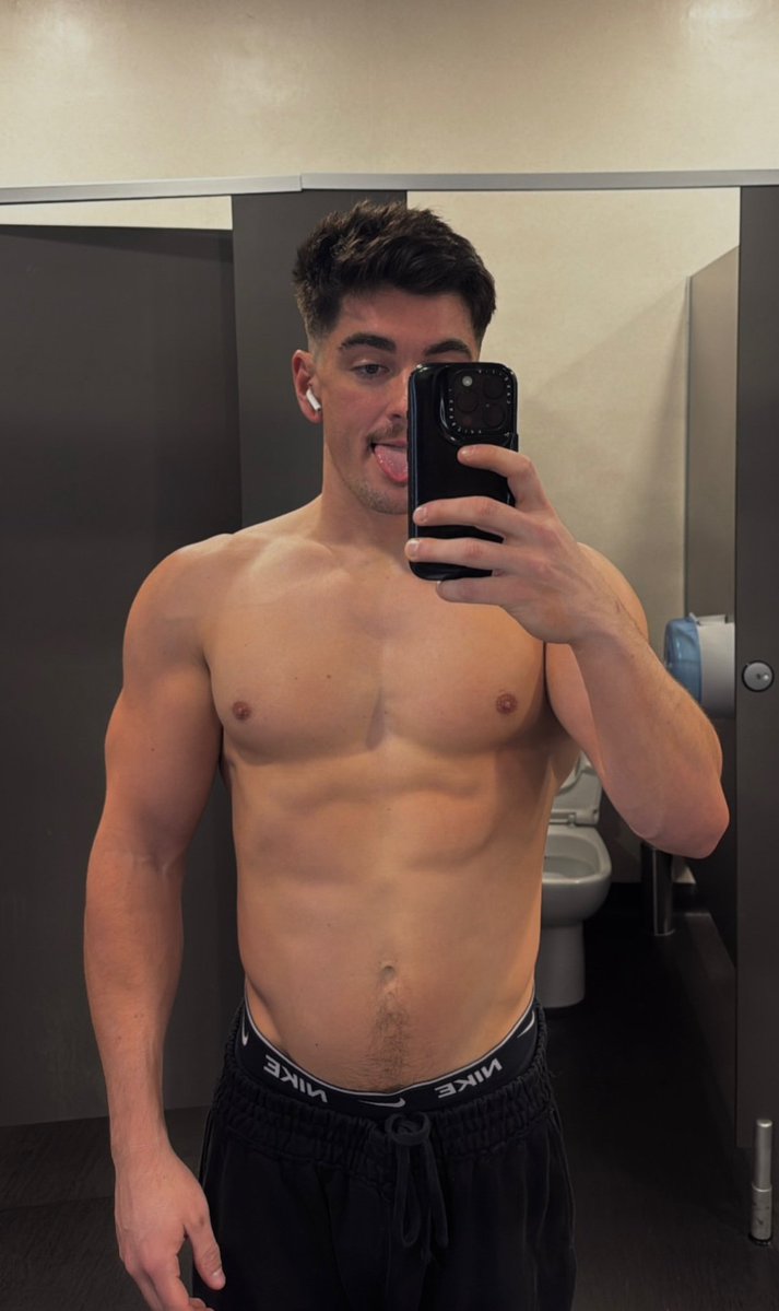 𝑷𝒐𝒍 tweet media