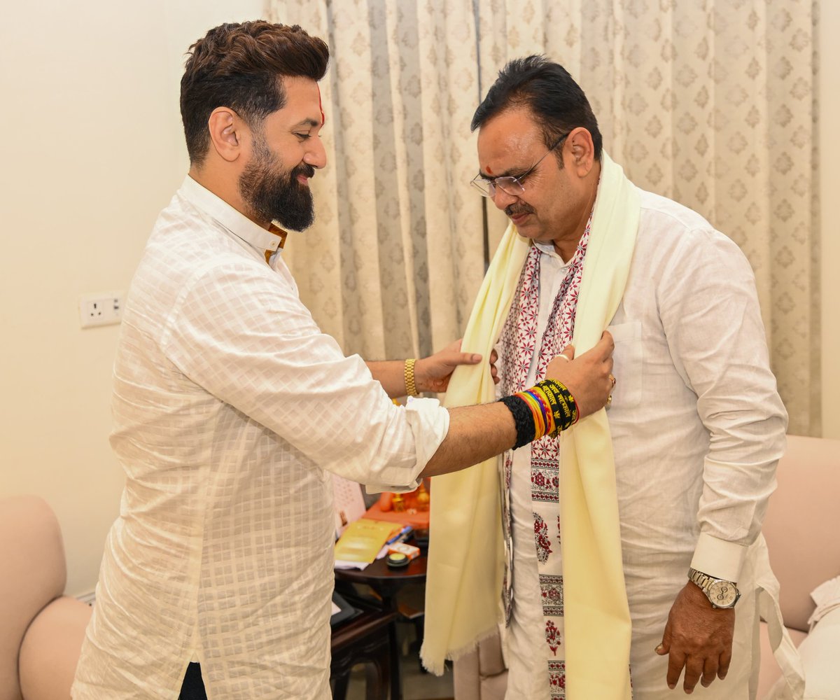 iChiragPaswan's tweet photo. जयपुर में राजस्थान के माननीय मुख्यमंत्री श्री भजनलाल शर्मा जी से मुलाकात कर राज्य में खाद्य प्रसंस्करण उद्योग के विस्तार हेतु विस्तृत चर्चाएं हुई।

@BhajanlalBjp @RajCMO https://t.co/Ii9NH1WpSC