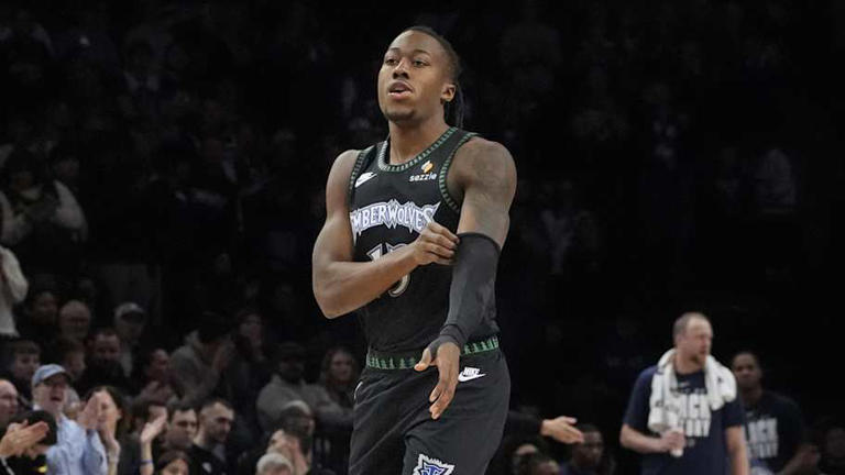 Petit rappel matinal. Les Wolves ont récupéré Ayo Dosunmu des Bulls contre :

- Rob Dillingham
- Leonard Miller
- 4 choix de second tour

Bon dimanche à tous.