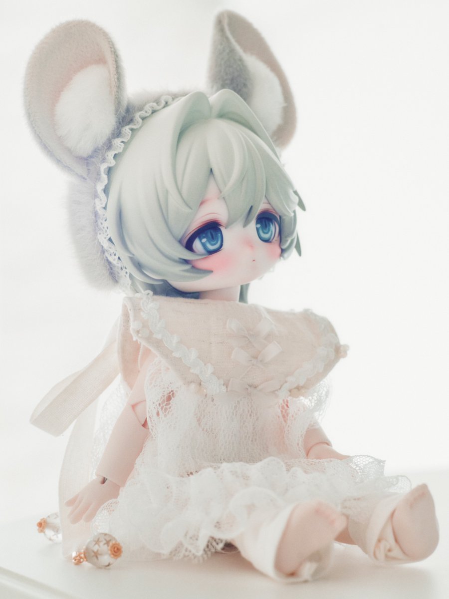 サイズ感がまったく伝わらない写真だけどボニバニ6ちゃんかわいすぎるし、ホントは猫にしたいんだけどEMMAさんのチンチラのカチューシャ似合いすぎる
#ボニーバニー6 #melty_mily 
#EMMAのカチューシャ