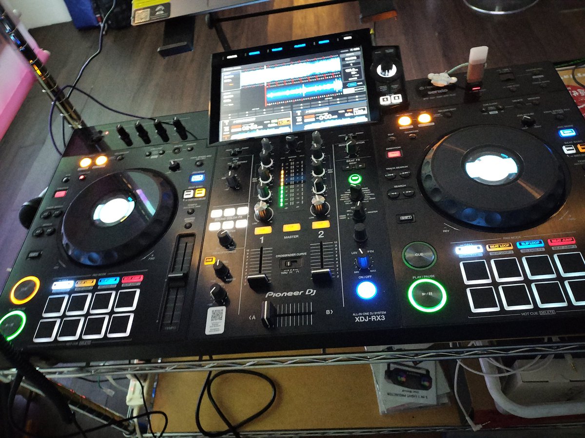 Rikkshaww's tweet photo. 昨日今日で、酒保鳳翔さんで機材借りて始めてDJプレイしました
難しいけど楽しいね！ https://t.co/GbKSHwd5BO