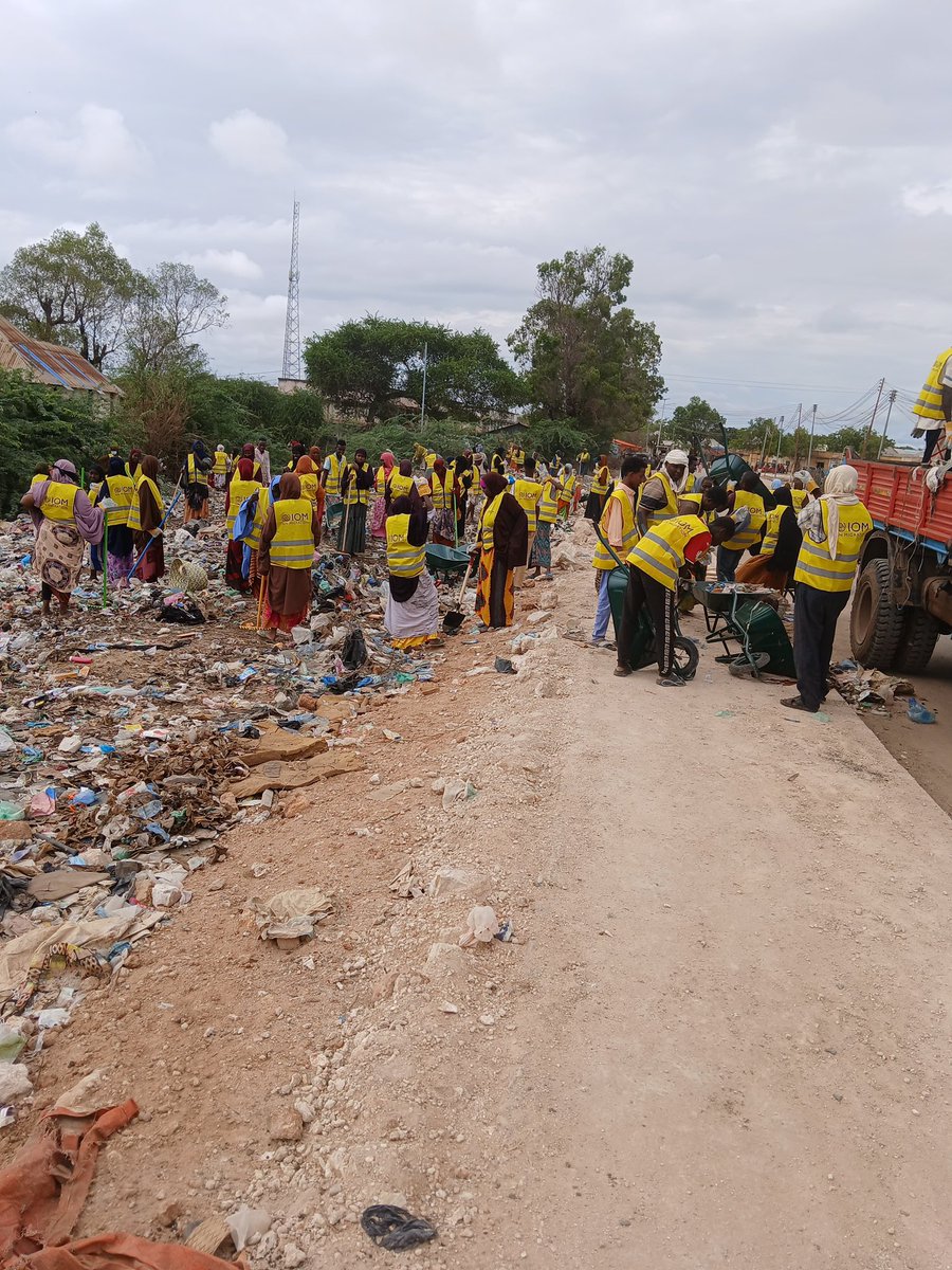 iom_somalia's tweet photo. Cleaning is underway in Jowhar 🧹
Communities are coming together under #YOUACTProject to clean their neighborhoods, strengthen unity & take action for a healthier environment.
Small actions, big impact. This is how peace & climate action begins, together🤝.
👏 @PBFSomalia https://t.co/zDWmUqoXIw