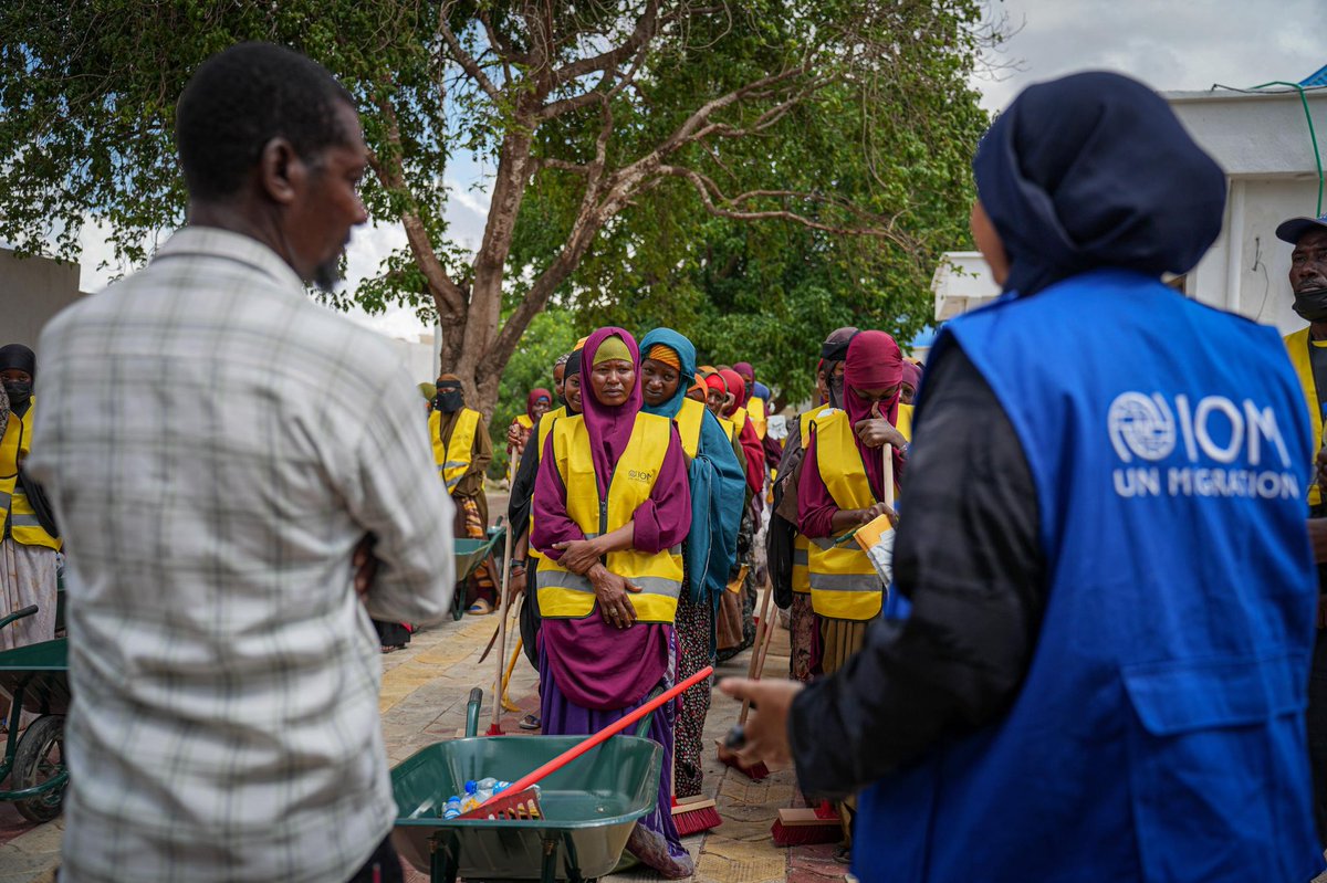 iom_somalia's tweet photo. Cleaning is underway in Jowhar 🧹
Communities are coming together under #YOUACTProject to clean their neighborhoods, strengthen unity & take action for a healthier environment.
Small actions, big impact. This is how peace & climate action begins, together🤝.
👏 @PBFSomalia https://t.co/zDWmUqoXIw