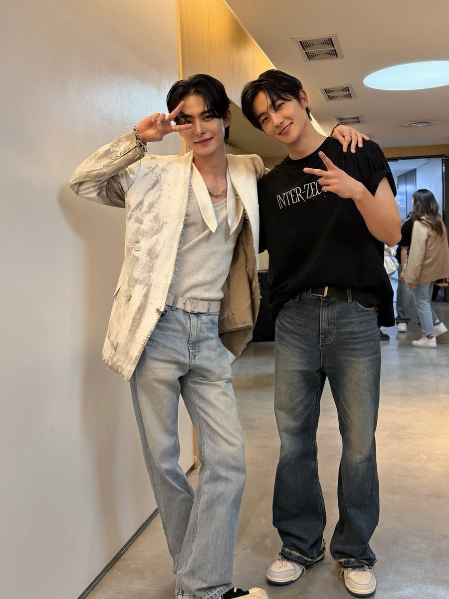 kim_wooseok9's tweet photo. 셋이 같이 있으니 너무 귀엽네요 🫶🏻💖

#HWALL #HYUNJUN #HYUNJAE #JUYEON https://t.co/IQtdGMNbG7