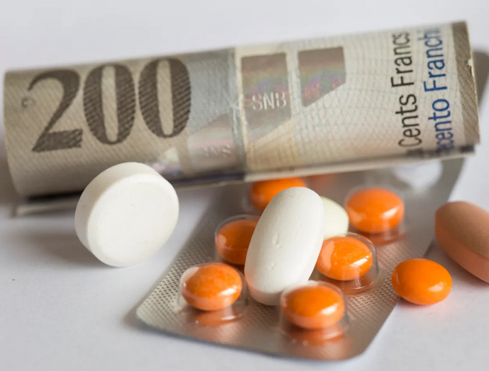 BurkhardtPhilip's tweet image. "Angstmacherei", "Drohgebärden", "Instransparenz" und "Abzocke" hat der Leiter der Abteilung #Arzneimittel Krankenversicherung im Bundesamt für Gesundheit #BAG der Schweizer #Pharmabranche an einer Tagung vorgeworfen.
Diese reagiert empört, wie die @NZZaS berichtet. (1/6)