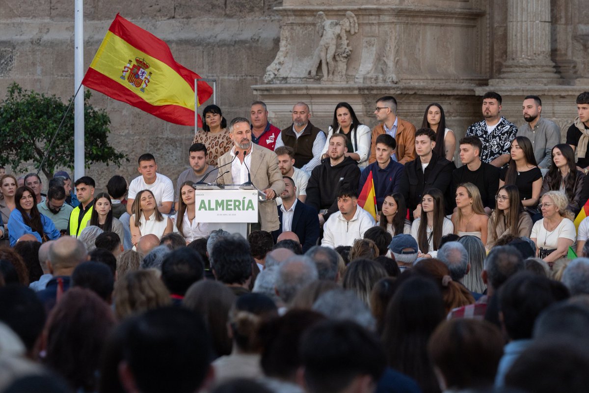 Llenazo en Almería con una plaza repleta que gritaba "¡Prioridad nacional!".  VOX llevará el verdadero sentir mayoritario de los españoles también a la Junta de Andalucía. 
#Almería