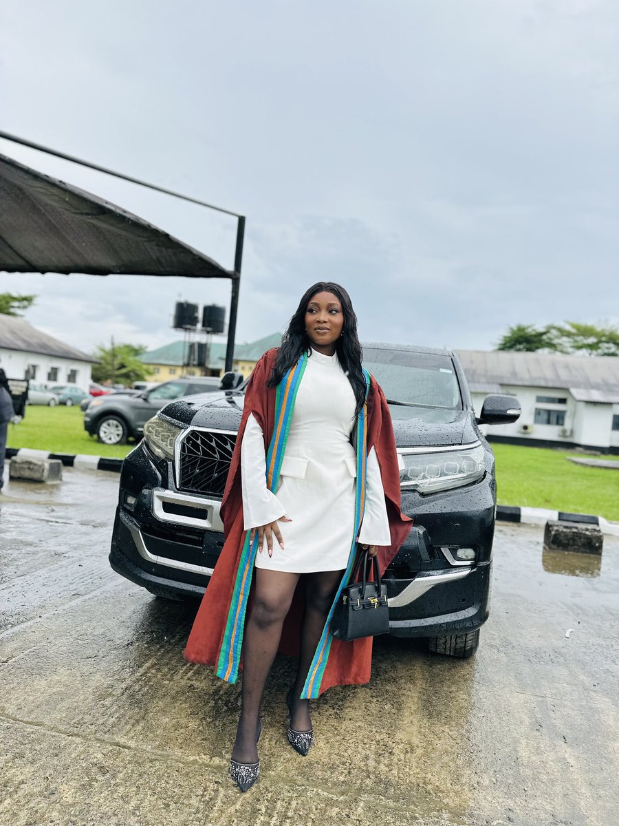 Junejacobsongem's tweet image. I graduated guys!
2nd slide is Pinterest worthy btw. ✅
#Graduation #classof2023 #Aksu