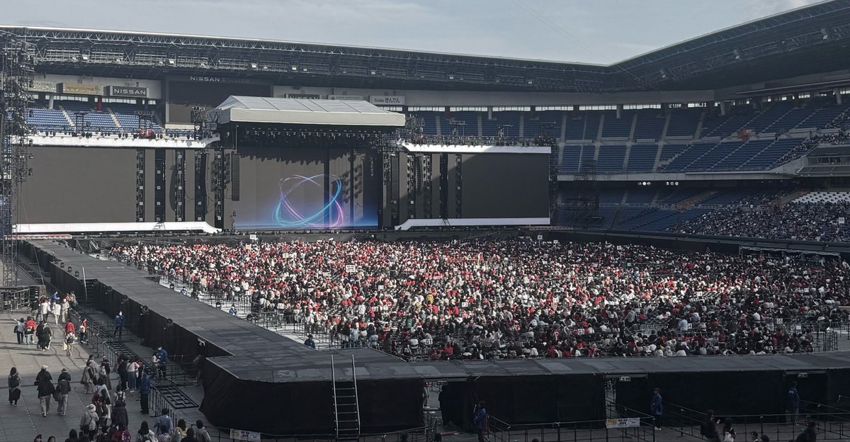 snxy's tweet photo. Day 2 🎈#東方神起_20thAnniversary_LIVEINNISSANSTADIUM_REDOCEAN https://t.co/y4sx1wEwc3