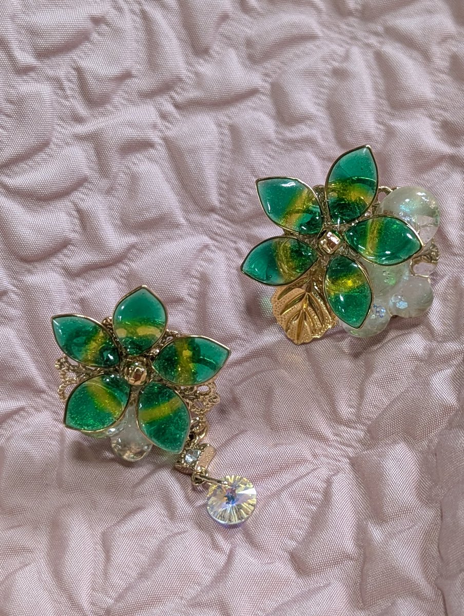 corona20210406's tweet image. 記憶の新しいうちシリーズ
昨日つけたピアスはいただきもの🍏🌿

2007年5月に初めて出来たZARD繋がりのうちのおひとりで
ずっとマイミク(懐)だったんだけど 
近年はZESTのライブにも来てくださっていた
いりべひさこさんより✨

本当にありがとうございます🍀🌱

 #SARI  #ZARD  #ZEST