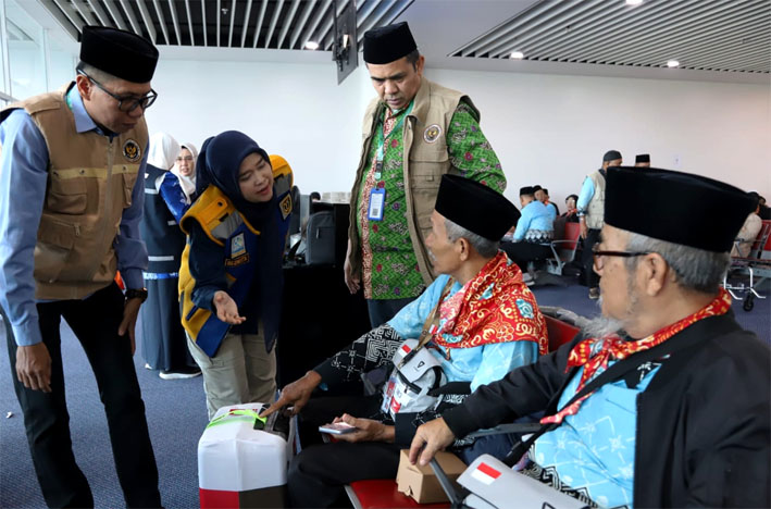 OkebanaCom's tweet photo. Kepala Kanwil Kementerian Haji dan Umrah Sumatera Barat, M. Rifki,  didampingi Tim PPIH Hami Mulyawan, mengatakan pesawat Garuda Indonesia  dengan nomor penerbangan GA-3503 lepas landas pukul 12.02 WIB. Lebih  cepat 18 menit dari jadwal semula pukul 12.20 WIB. https://t.co/nsLqQV3bGy