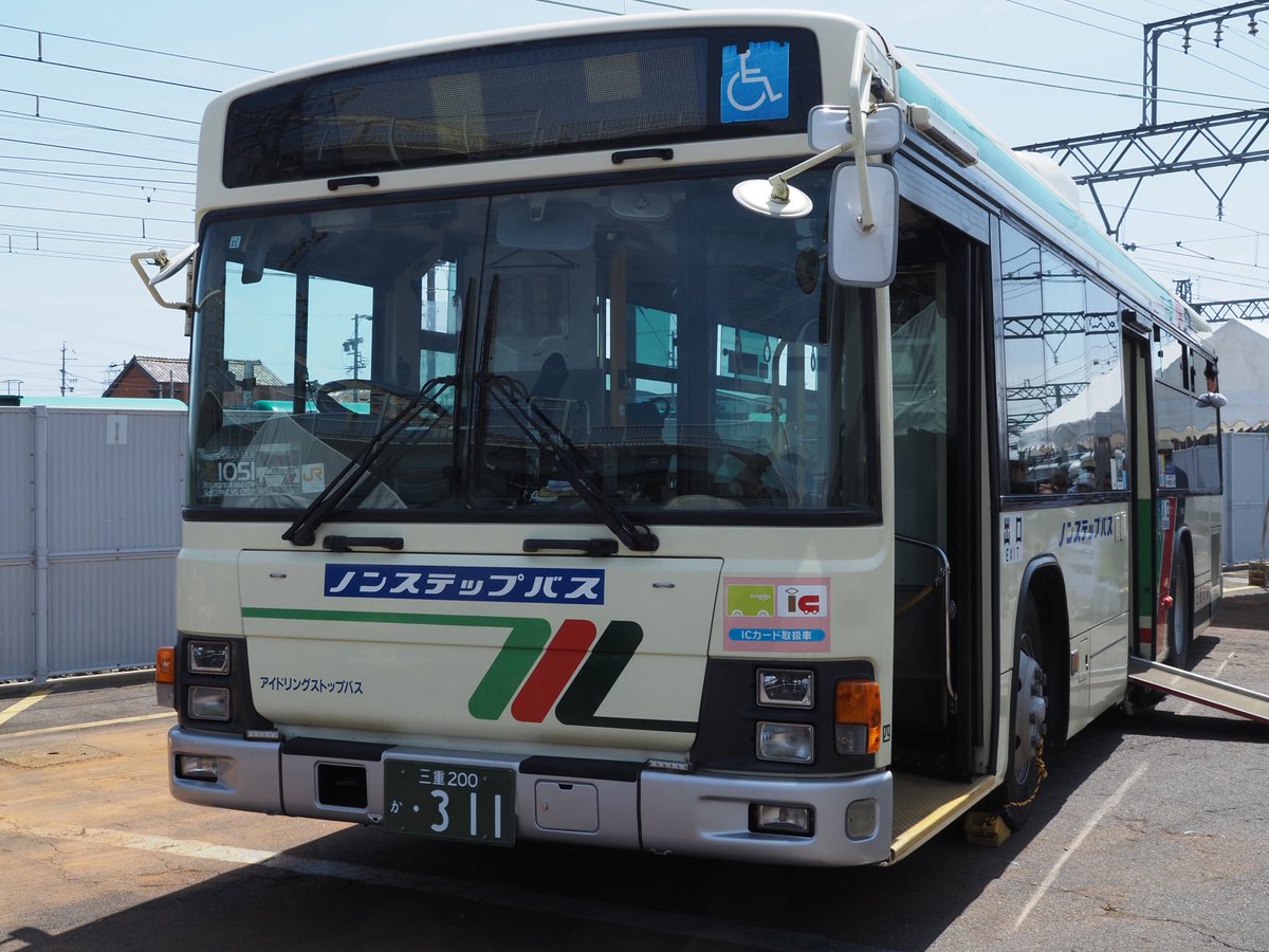 AMoto1120's tweet photo. 今日は午前中に近鉄塩浜検修車庫で開催された近鉄鉄道まつりに行ってきました。今年は、はかるくん、1A系、つどいの並びや三重交通バスの展示車両を撮影して、近鉄、三重交通、養老鉄道のグッズを買って帰ってきました。 https://t.co/CpTQzyCAfI