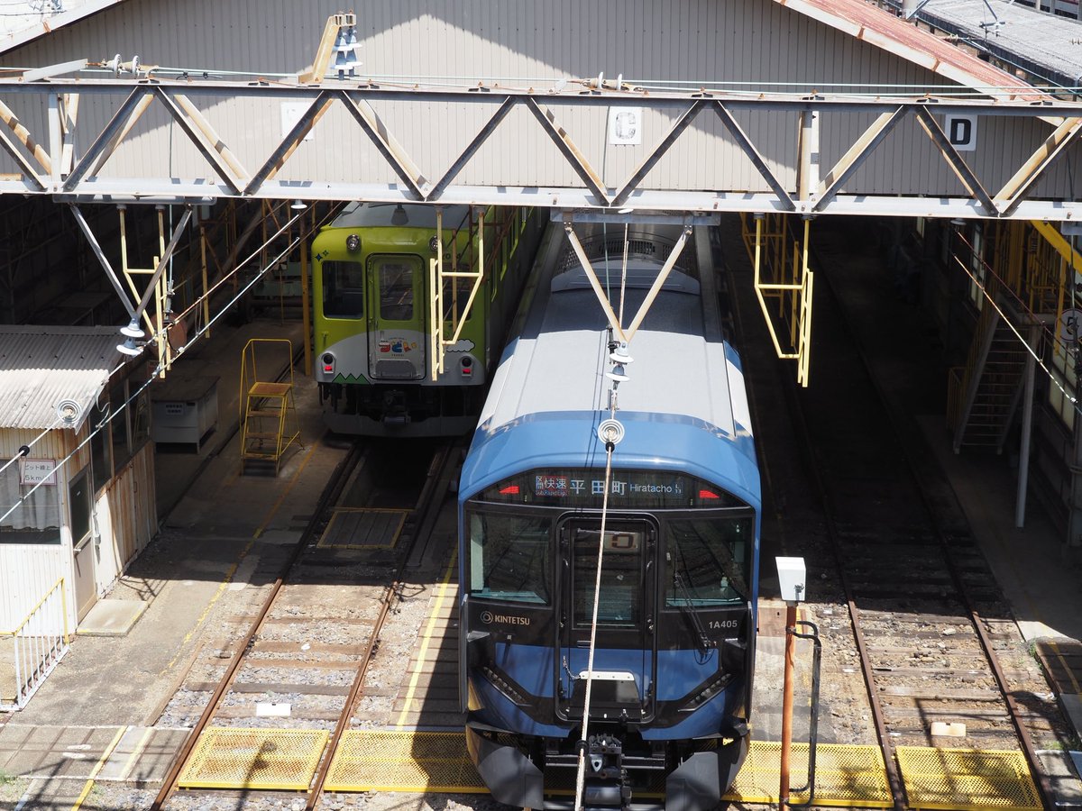 AMoto1120's tweet photo. 今日は午前中に近鉄塩浜検修車庫で開催された近鉄鉄道まつりに行ってきました。今年は、はかるくん、1A系、つどいの並びや三重交通バスの展示車両を撮影して、近鉄、三重交通、養老鉄道のグッズを買って帰ってきました。 https://t.co/CpTQzyCAfI