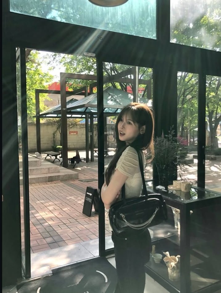 yoosilver's tweet photo. She looks like a fairy🤍 #고은 #KOEUN #letsgoeunn https://t.co/Cd5ij7EfhS