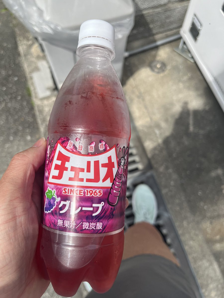 rinrin6112's tweet photo. 41.4km #ランプラ　昨日4バル。暑さで8本止まり→坂ダッシュと流し���ジョグ入れて20.2。今日は裏山登って21.2kジョグ。木陰と満開のツツジが贅沢な週末の朝でした。チェリオさんが自販機修理してくれて今週は凍っておらず🌟ご褒美グレープ🍇が美味しかったです。嫌やけど2日行けば休み、が心の支え🤪 https://t.co/lnA222uKJh