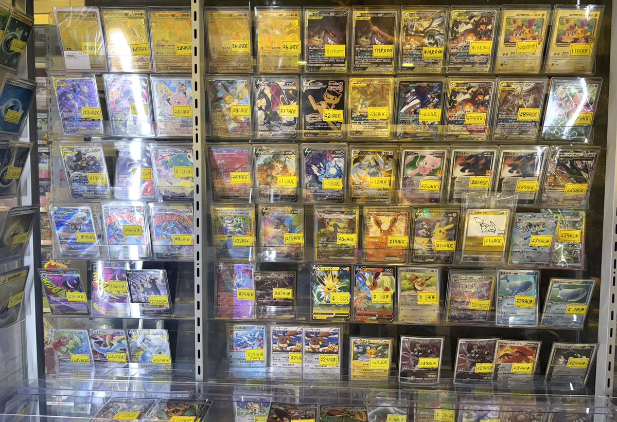 batolocobaba's tweet image. 【販売情報】 ＃Pokemon ＃ポケカ ＃VWポケカ特価

こちらが現在の傷特価ショーケースです‼️‼️

高額カード✨から汎用カード⚔️まで幅広く取り揃えております🥳🎉🎉

気になる商品ございましたら ＃ババロコ へお越しください🐎💨💨