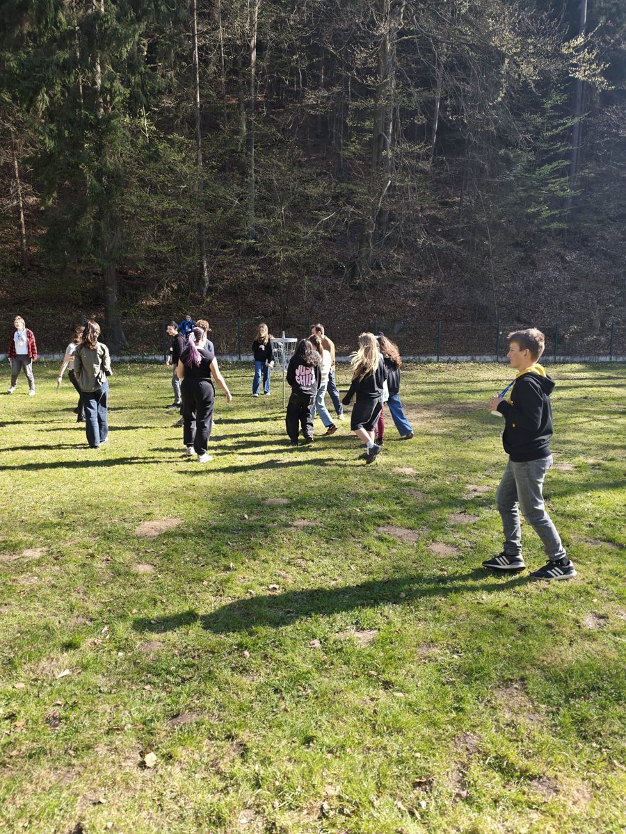 mensacesko's tweet photo. Seminář pro nadané studenty je v plném proudu.
Přednášky, týmové projekty i šifrovačka v přírodě 
Chladno? Vedoucí zahřejí bundy, účastníky mládí a nadšení.

Otevřeno všem ve věku 12–20 let. #MensaCesko https://t.co/OWo3xw1VuU