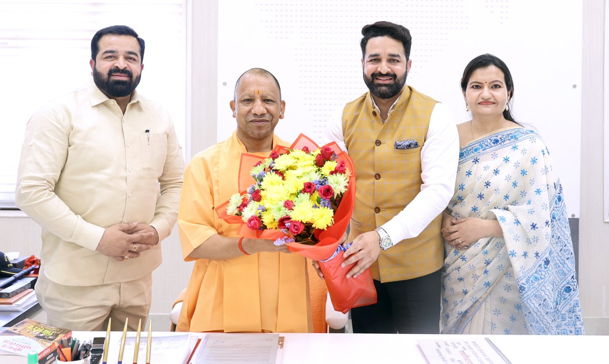 मुख्यमंत्री श्री <a href="/myogiadityanath/">Yogi Adityanath</a> जी महाराज से आज लखनऊ में उच्चतम न्यायालय, नई दिल्ली के अपर महाधिवक्ता श्री विक्रांत राणा जी ने सपरिवार शिष्टाचार भेंट की।