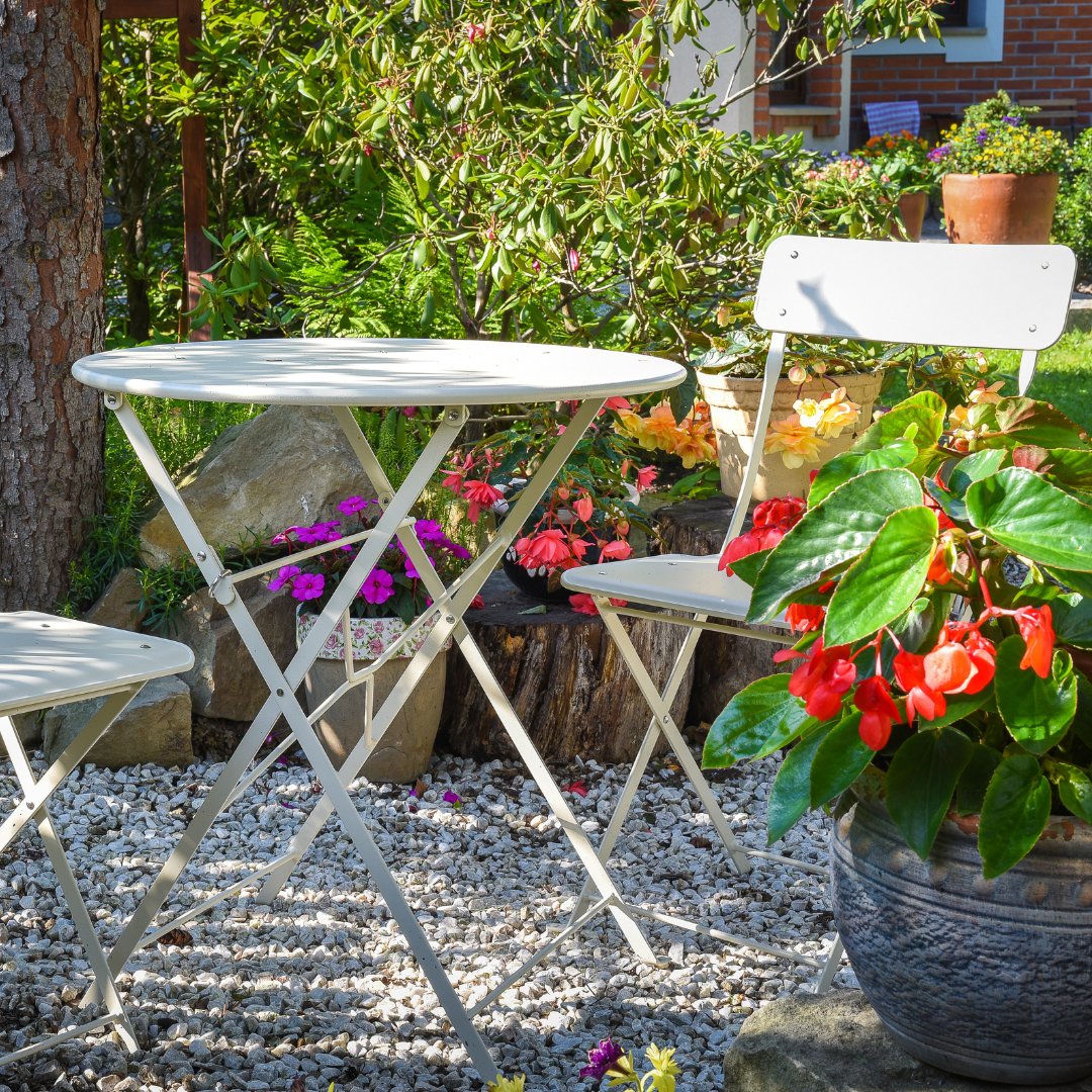 DeanandCo1973's tweet image. STYLE ON SUNDAY! Make a small garden attractive to buyers by creating an area to sit &amp;amp; enjoy the sun. Adding a bistro table &amp;amp; pretty pots will help to make your property more appealing. You can also take them with you when you move! #gardenideas #hove #brighton  #brightonandhove