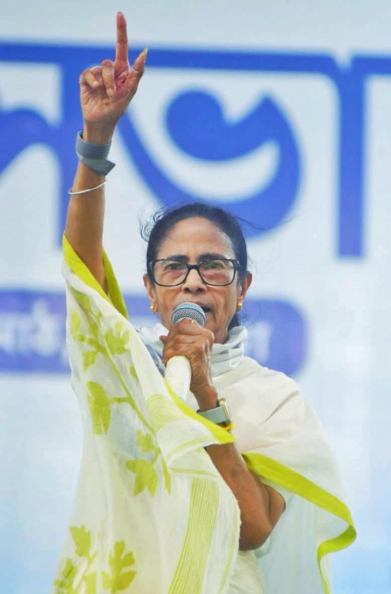 TMC_Supporters's tweet photo. অসুস্থ সমর্থকের নাড়ি পরীক্ষা, নিজের গাড়িতে পাঠালেন হাসপাতালে! ভোট প্রচারে মানবিক মমতা

তীব্র গরমে অসুস্থ এক মহিলা সমর্থকের নাড়ি পরীক্ষা করলেন মুখ্যমন্ত্রী। তাঁর দ্রুত চিকিৎসার জন্য দিয়ে দিলেন নিজের গাড়িও। শনিবার বেহালায় নির্বাচনী প্রচারে বেরিয়ে এমনই মানবিক রূপে ধরা দিলেন বাংলার মুখ্যমন্ত্রী।
#MamataBanerjee #BengalWithTMC #VoteForTMC #TMCS #21YrsTMCS 

https://t.co/rcKz0EbbcV
