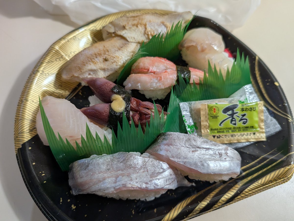 #能登ドライブ旅 4/19
ひみ番屋街にて、おやつの氷見牛コロッケと晩ごはんのお寿司（地物づくし）を調達！

鯉のぼりスタイルの氷見いわしが山ほど泳いでいた。