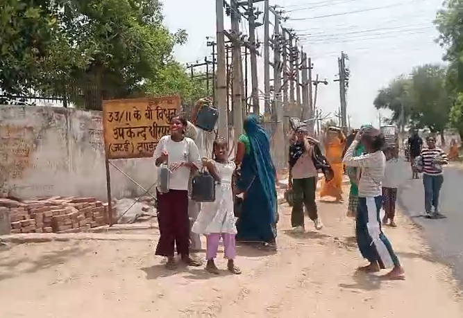 bstvlive's tweet image. फिरोजाबाद : महिलाओं ने किया स्मार्ट मीटर का विरोध

➡अजीत नगर नगला हट्टा में मीटर उखाड़े
➡स्मार्ट मीटर विद्युत उपकेंद्र पर लाकर फेंके
➡अवर अभियंता कार्यालय में हंगामा किया
➡महिलाओं को देखकर अवर अभियंता भागे
➡थाना नगला सिंघी क्षेत्र का मामला

#Firozabad #Protest #UttarPradesh