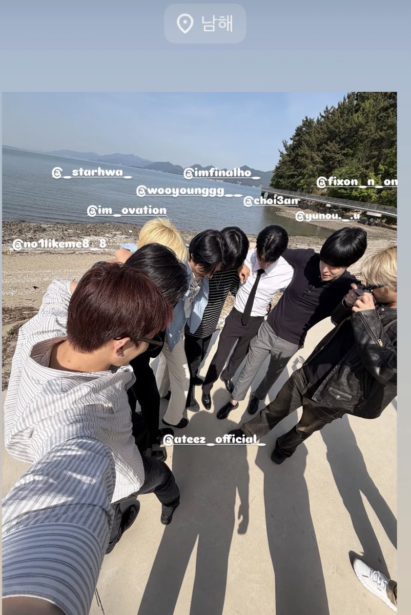 เอทีซได้ไปเท่วกันครบ8คนตามที่ฝันไว้แล้วใช่มั้ย🥺🥺 แต่ถึงจะไปทำงานพ่กฮีก้ดูมีความสุขกันมากอยุ่ดี เอนดุความเอาคนเตี้ยสุดถือกล้องเอาคู่มักเน่ตุวแสบไว้ตรงกลาง55555555