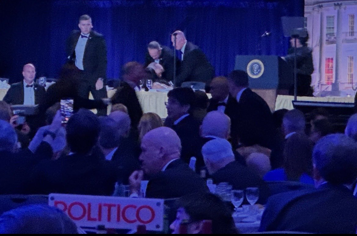 États-Unis 🇺🇸 : Donald Trump évacué après des tirs survenus lors du dîner des correspondants à  Washington auquel participait pour la première fois le président des Etats-Unis lemonde.fr/international/…