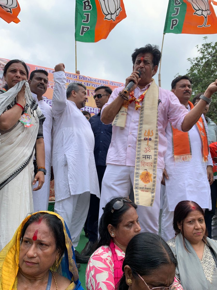BJPChandankr's tweet photo. भोजपुरी के सुपरस्टार एवं गोरखपुर से लोकप्रिय सांसद आदरणीय श्री रवि किशन जी  का उत्तर हावड़ा विधानसभा में भाजपा प्रत्याशी श्री उमेश राय जी के समर्थन में आयोजित भव्य रोड शो कार्यक्रम में सम्मिलित  हुए।

इस दौरान क्षेत्र की देवतुल्य जनता जनार्दन की गरिमामयी उपस्थिति और अपार जनसमर्थन ने यह स्पष्ट कर दिया कि पश्चिम बंगाल में परिवर्तन की लहर  है और इस बार भाजपा की सरकार बनना तय है।

जनता का उत्साह, विश्वास और भारी समर्थन यह संदेश दे रहा है कि बंगाल अब विकास, सुरक्षा और सुशासन की दिशा में आगे बढ़ने के लिए तैयार है।

“जन-जन का आशीर्वाद,
बंगाल में भाजपा सरकार।”