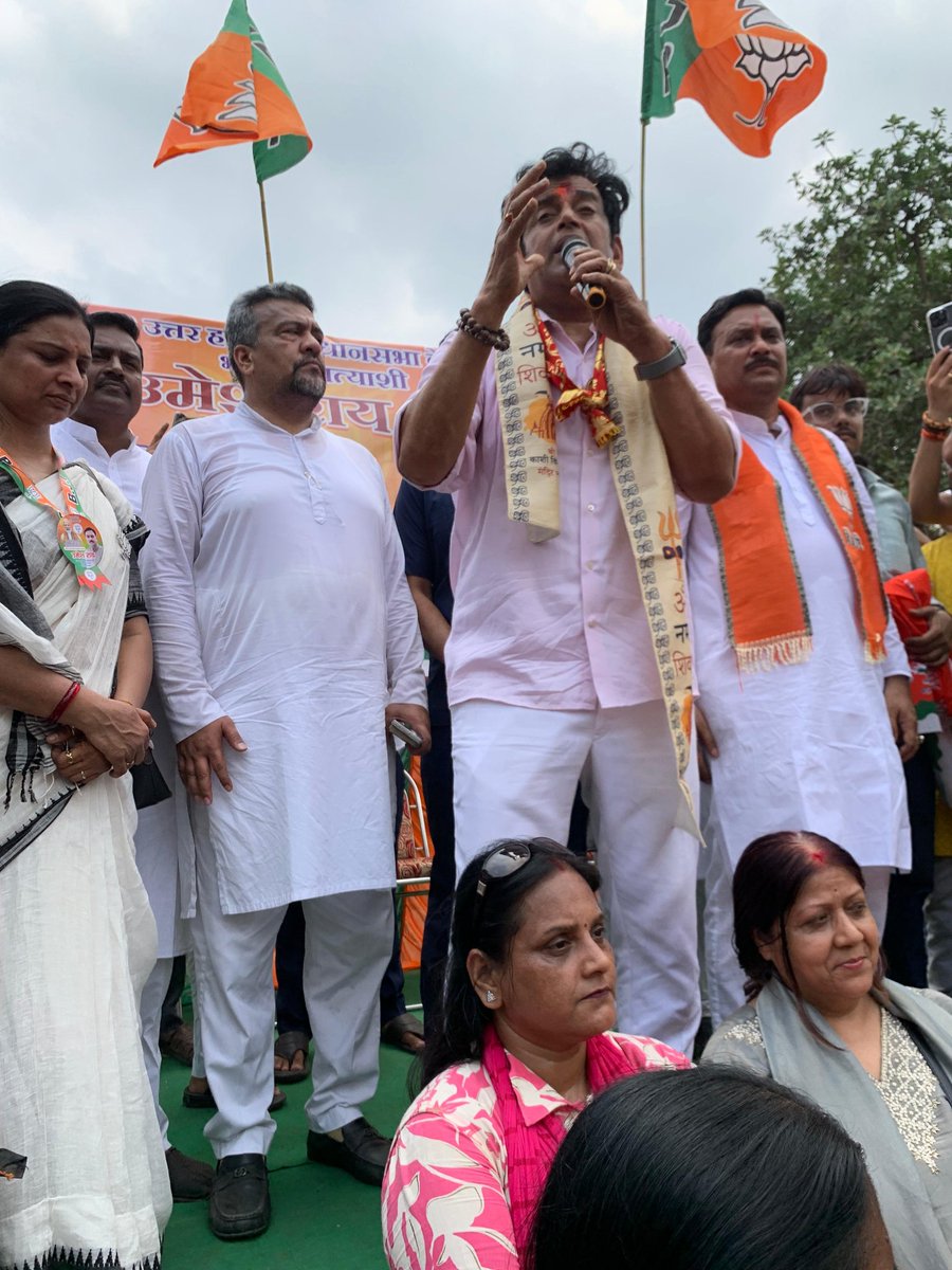 BJPChandankr's tweet photo. भोजपुरी के सुपरस्टार एवं गोरखपुर से लोकप्रिय सांसद आदरणीय श्री रवि किशन जी  का उत्तर हावड़ा विधानसभा में भाजपा प्रत्याशी श्री उमेश राय जी के समर्थन में आयोजित भव्य रोड शो कार्यक्रम में सम्मिलित  हुए।

इस दौरान क्षेत्र की देवतुल्य जनता जनार्दन की गरिमामयी उपस्थिति और अपार जनसमर्थन ने यह स्पष्ट कर दिया कि पश्चिम बंगाल में परिवर्तन की लहर  है और इस बार भाजपा की सरकार बनना तय है।

जनता का उत्साह, विश्वास और भारी समर्थन यह संदेश दे रहा है कि बंगाल अब विकास, सुरक्षा और सुशासन की दिशा में आगे बढ़ने के लिए तैयार है।

“जन-जन का आशीर्वाद,
बंगाल में भाजपा सरकार।”