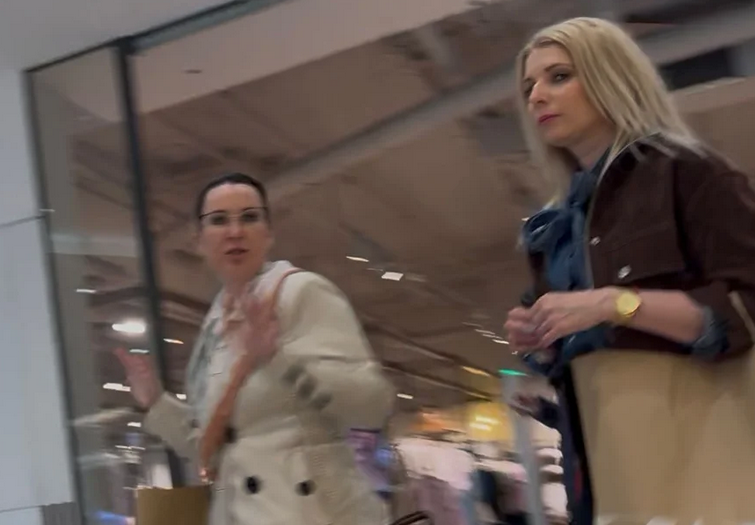 Ty nákupy poslankyně SPD Šafránkové (<a href="/blesk_cz/">blesk</a>) v době zasedání sněmovny jsou o to lepší, že s ní šla i šéfka Okamurovy kanceláře Iveta Štefanová.