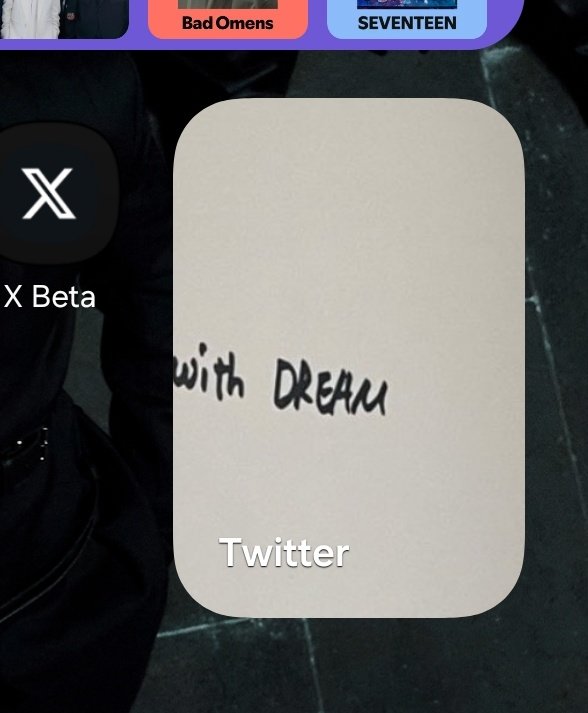 tem um cantinho na tela inicial do meu celular em que aparecem fotos de pastas q eu amo e eu amo qd esta aparece