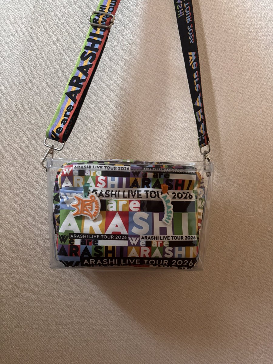 naekkumsok's tweet image. 嵐　We are ARASHI
ARASHI LIVE TOUR 2026

グッズのポーチがピッタリ入る透明カバーを作って、ショルダーバッグにしてみました。

本日は福岡最終日！
みなさん楽しんできてね♪
#ARASHI
#TOUR
#ラストライブ
#手作り