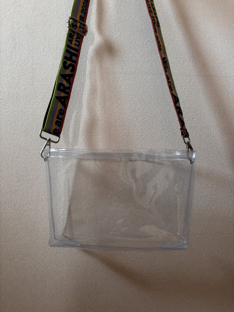 naekkumsok's tweet image. 嵐　We are ARASHI
ARASHI LIVE TOUR 2026

グッズのポーチがピッタリ入る透明カバーを作って、ショルダーバッグにしてみました。

本日は福岡最終日！
みなさん楽しんできてね♪
#ARASHI
#TOUR
#ラストライブ
#手作り