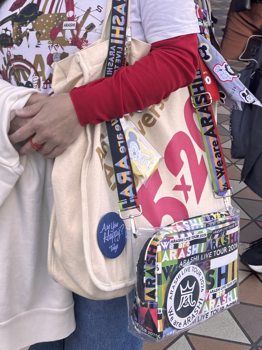 naekkumsok's tweet image. 嵐　We are ARASHI
ARASHI LIVE TOUR 2026

グッズのポーチがピッタリ入る透明カバーを作って、ショルダーバッグにしてみました。

本日は福岡最終日！
みなさん楽しんできてね♪
#ARASHI
#TOUR
#ラストライブ
#手作り