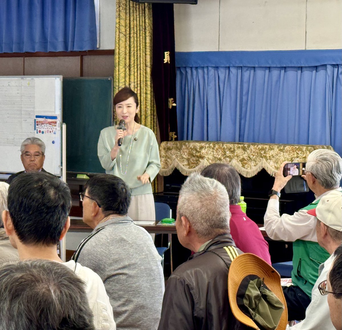 消防団員を増やそうと、実際の活動を本音で話す会があり参加させて頂きました。

18歳以上であれば年齢制限はなく、また訓練も月に一度、強制参加ではなく可能な範囲で、本職の消防の方々の後方支援、訓練や大会も簡素化傾向、など