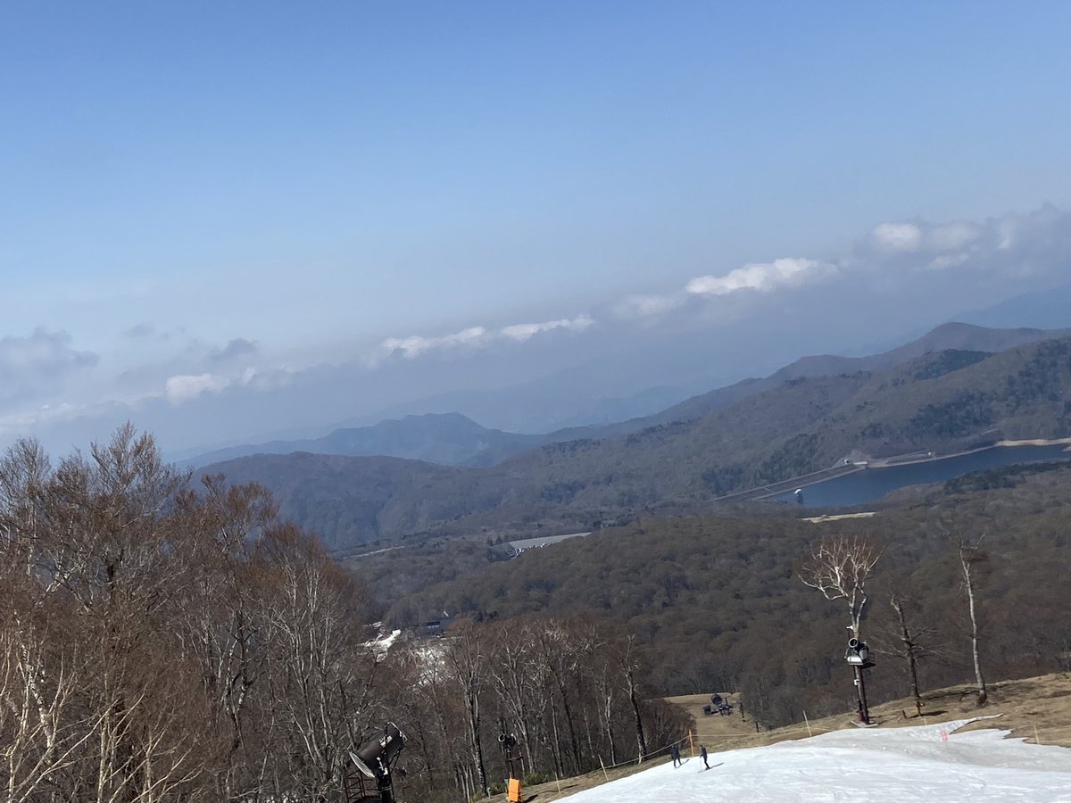 snow_monkey1440's tweet photo. 2025-2026シーズン27日目🎿

先週の教訓を活かし、Tシャツ姿でこまめに水分補給しながらのゆるコブマラソン🏃

だいぶ土も出てきて、もうここのコブは今週で終わりだなあ🥲 https://t.co/XQdfd9XamI