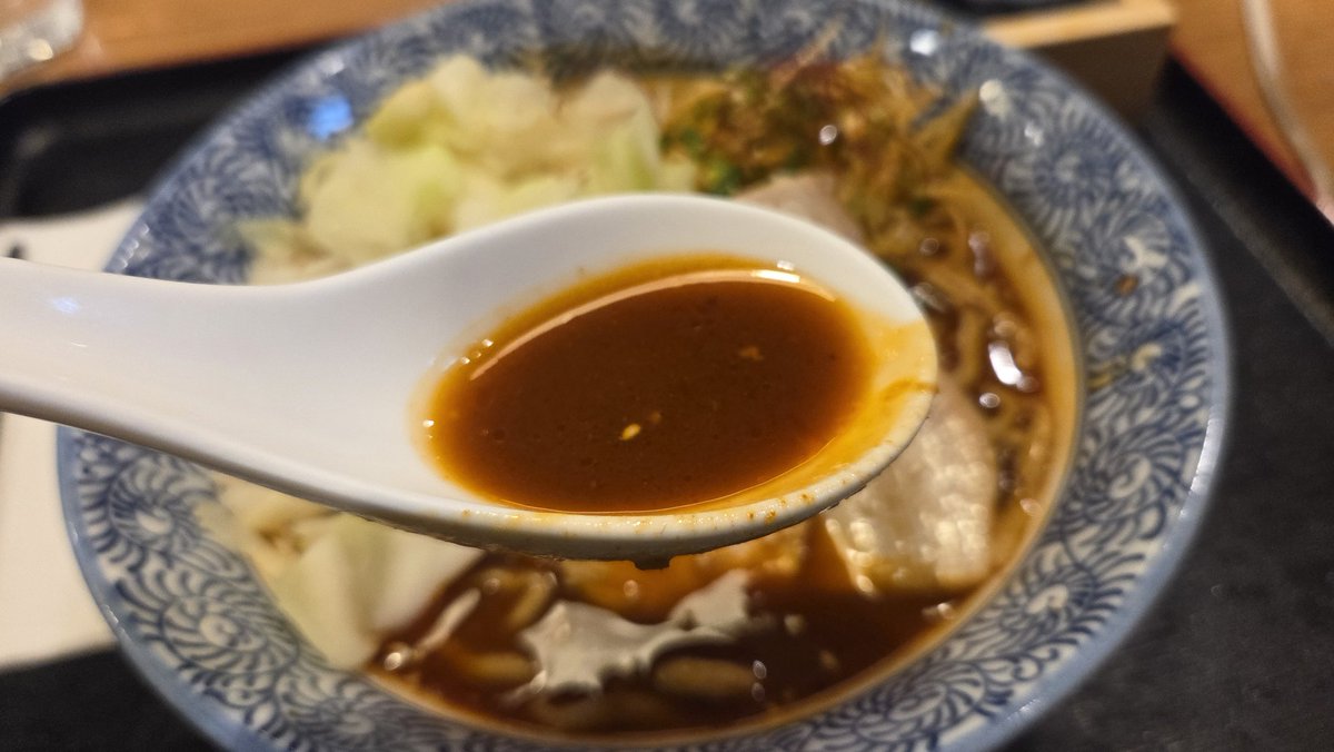 watarujin1110's tweet image. Summer Miso Ramen 390THB (VAT, ｻ料別)
ITTO@Chid Lom
インスタに投稿のみでメニューには無いが店員さんが覚えてくれて目と目で通じ合った。魚介鶏豚に自然発酵の5種類の味噌ブレンドを使用。八丁味噌のコクは直ぐ解ったがスパイシー味噌だ。麺は縮れ中太。キャベツがポイント。
#バンコク
#ラーメン