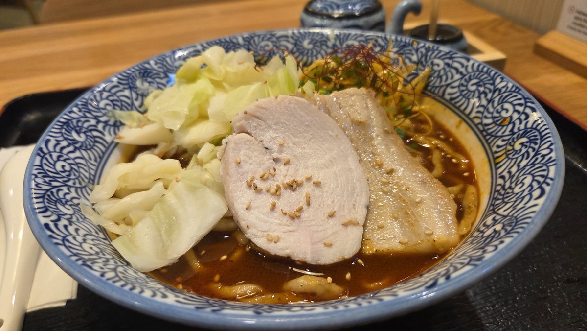 watarujin1110's tweet image. Summer Miso Ramen 390THB (VAT, ｻ料別)
ITTO@Chid Lom
インスタに投稿のみでメニューには無いが店員さんが覚えてくれて目と目で通じ合った。魚介鶏豚に自然発酵の5種類の味噌ブレンドを使用。八丁味噌のコクは直ぐ解ったがスパイシー味噌だ。麺は縮れ中太。キャベツがポイント。
#バンコク
#ラーメン