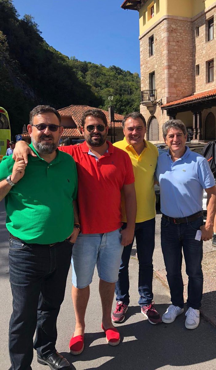 sanchez_yebra's tweet photo. Ayer despedimos a Mario y aún cuesta creerlo. Te has ido demasiado pronto. Fuiste luz, alegría y esa sonrisa elegante que nunca se apagaba. Amigo de verdad, de los que dejan huella para siempre. Cuida de los tuyos… y de todos nosotros. Gracias por tanto. Te echaré de menos.🖤DEP https://t.co/OsYNC9mHUL