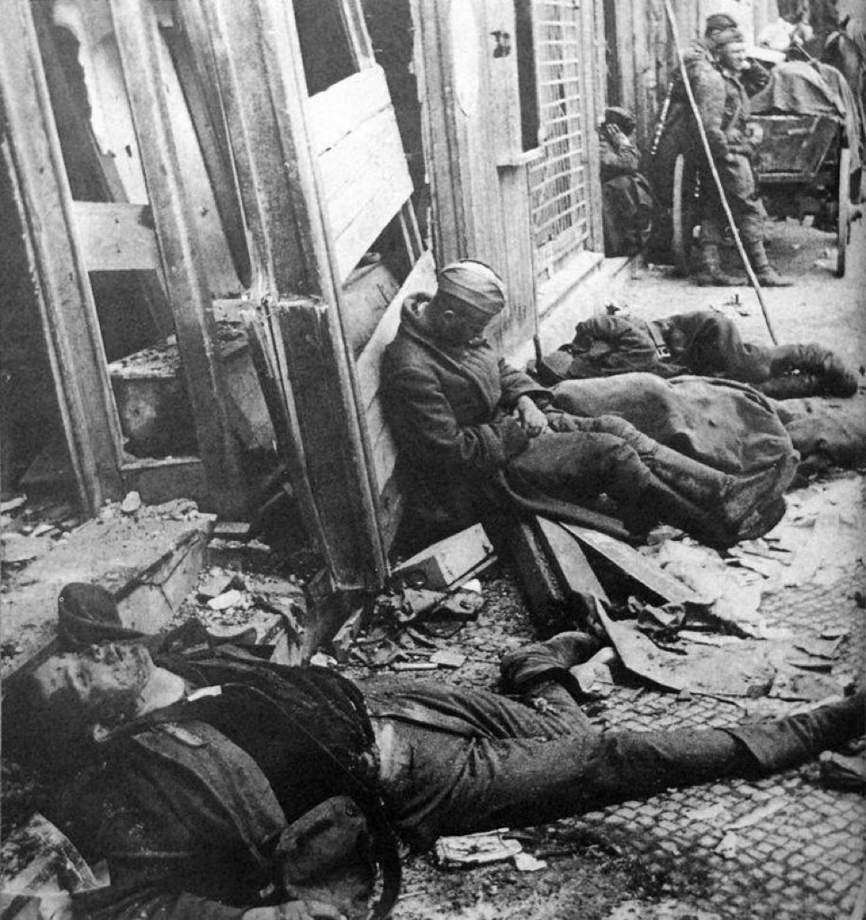 ANPIRomaPosti's tweet image. Il #1maggio 1945 il maresciallo #Stalin annunciò le perdite subite sul fronte orientale dalle truppe tedesche negli ultimi tre mesi di guerra: 1.00.000 di morti, 800.000 prigionieri, 6.000 aerei, 12.000 carri armati ed oltre 23.000 pezzi di artiglieria distrutti o catturati.