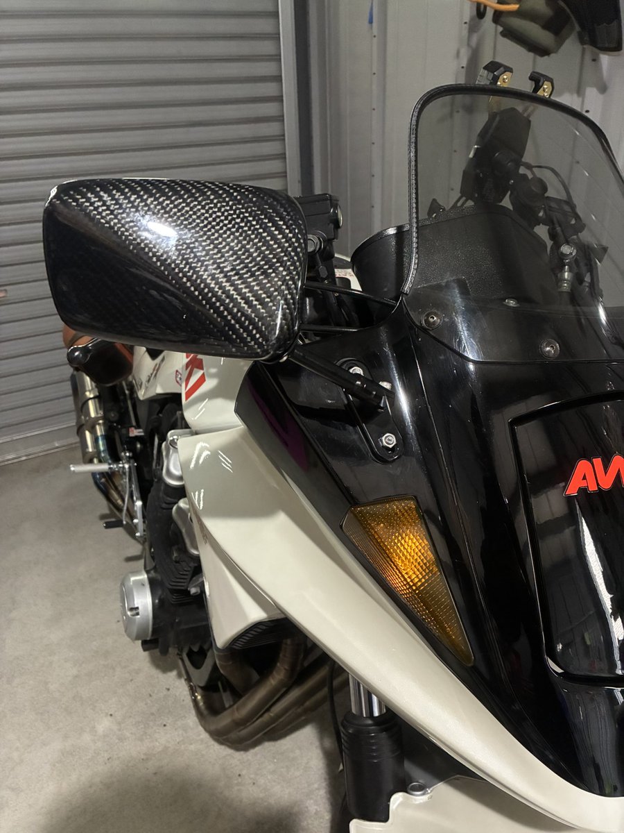 noburiba's tweet photo. ミラーをカーボンにしてやったぜぇ
軽いぜぇ
#GSX750S3 #3型カタナ https://t.co/w6bbB8rMqC