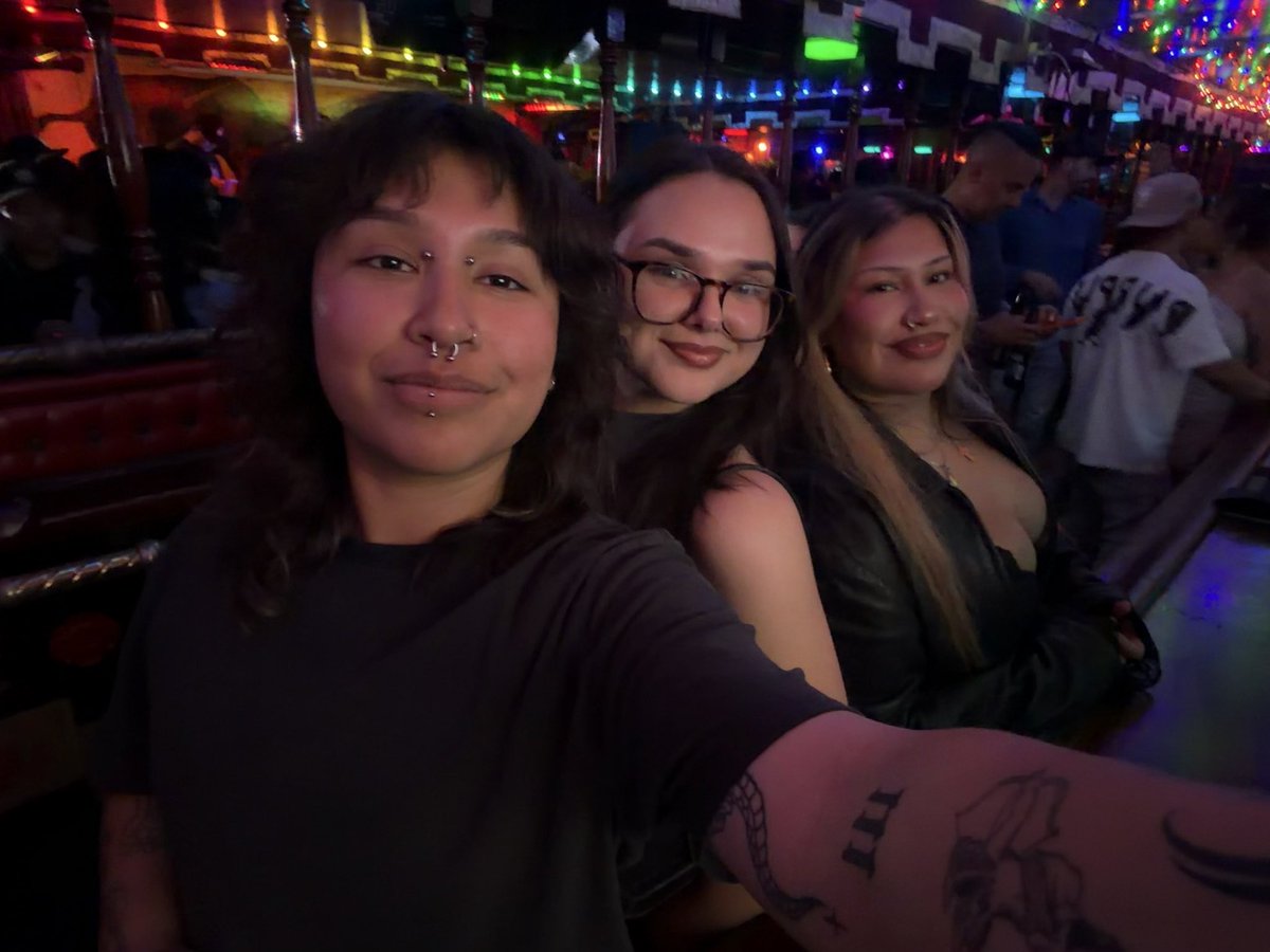 max33nn's tweet photo. I <3 MY HOMEGIRLS 😸😸😸😸 https://t.co/kcopXmnWet