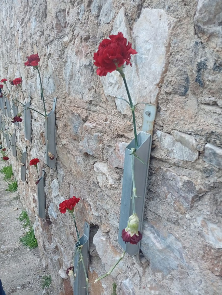 Στο μπλόκο της Καισαριανής. 
Στο σύνορο του κόσμου. 
Στο σύνορο που ξεχώρισαν οι άνθρωποι από τα κτήνη ...

Αθάνατοι.
